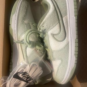 Nike honeydew dunks BRAND NEW